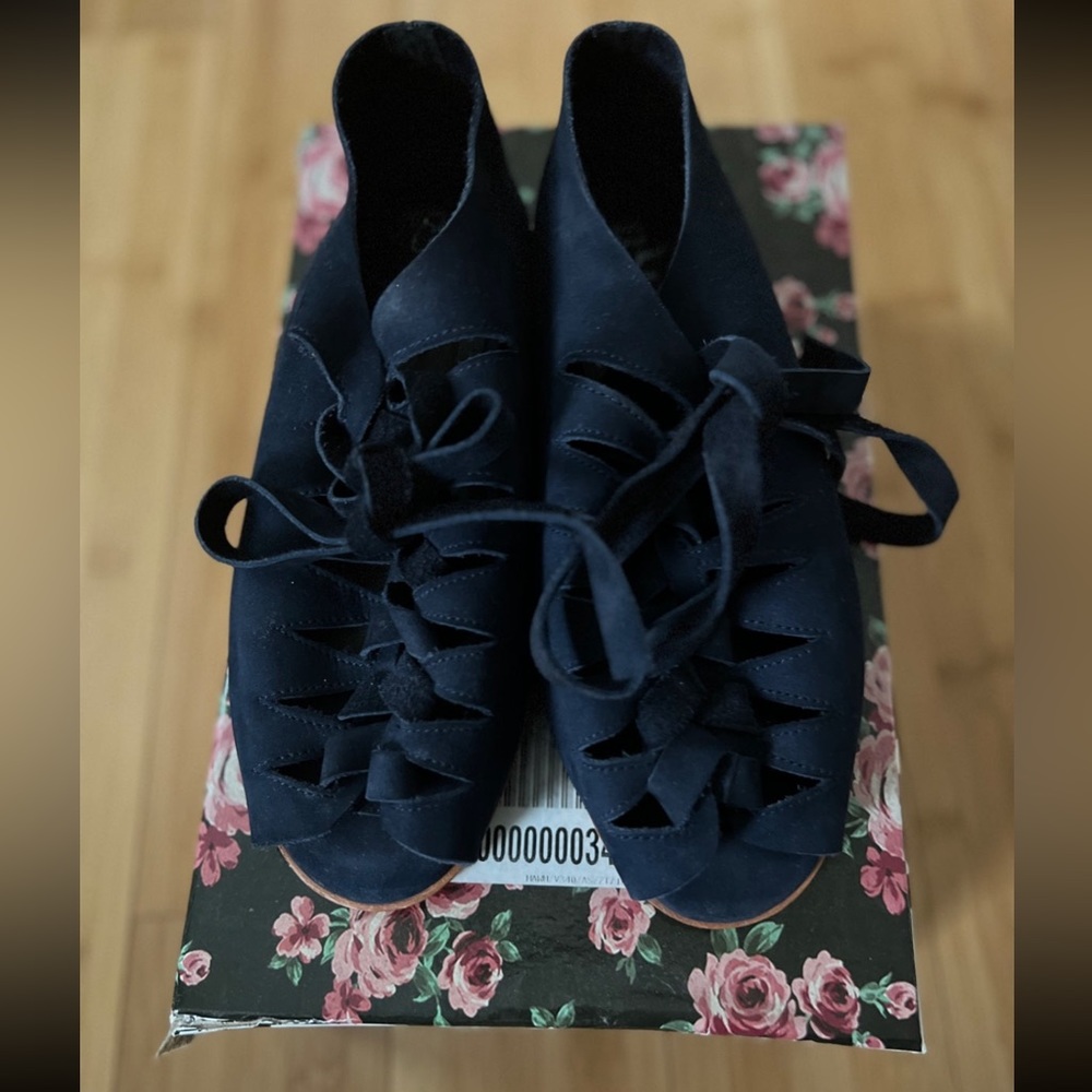 - Jeffrey Campbell XO Urban Outfitters : lace up shoes/sandals